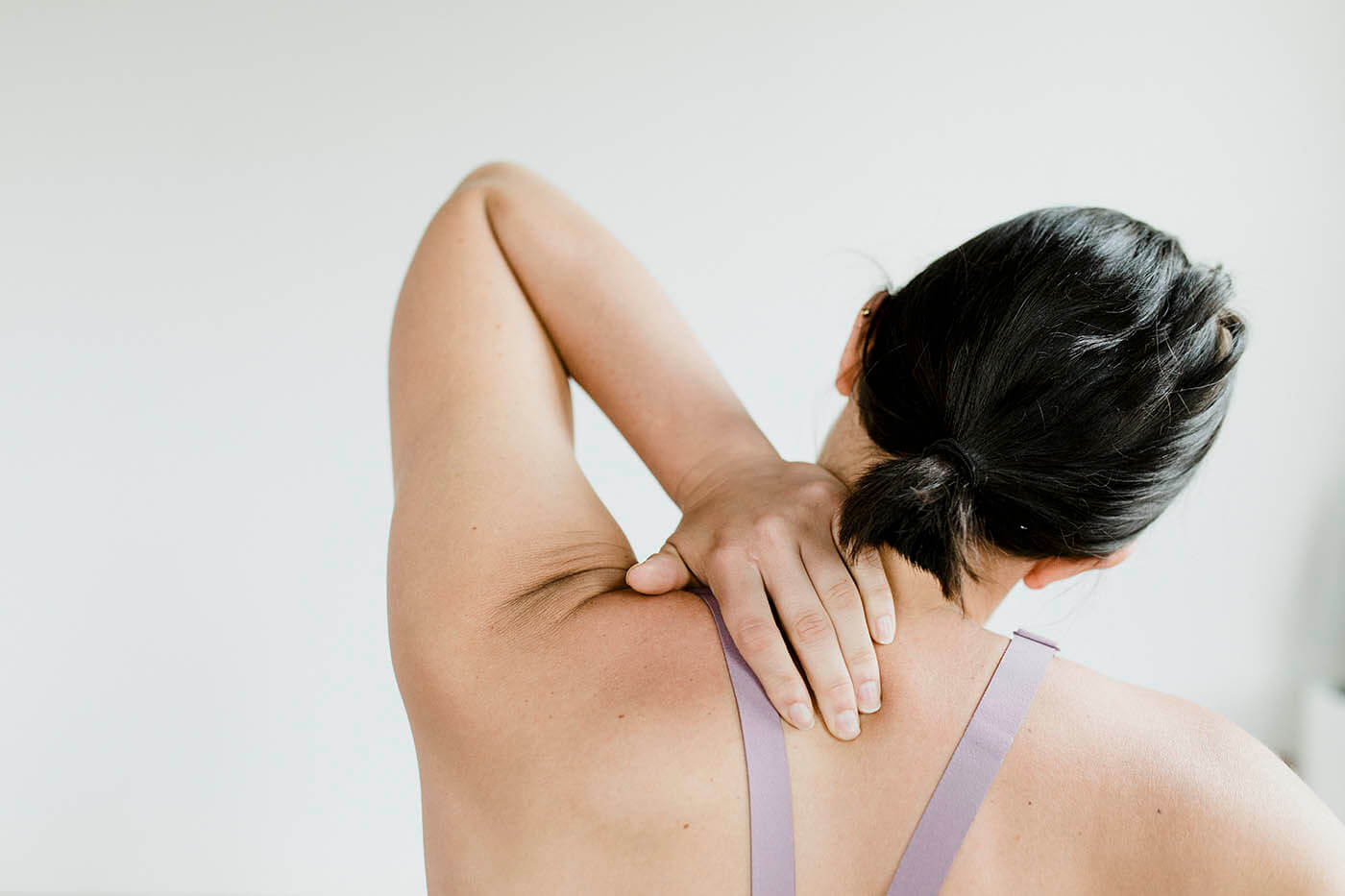 Почему выходит спина. Врач вид со спины. Рованая спина у женщины. Фото спины: вид в наклоне медицина. Картинки асимметричная спина.